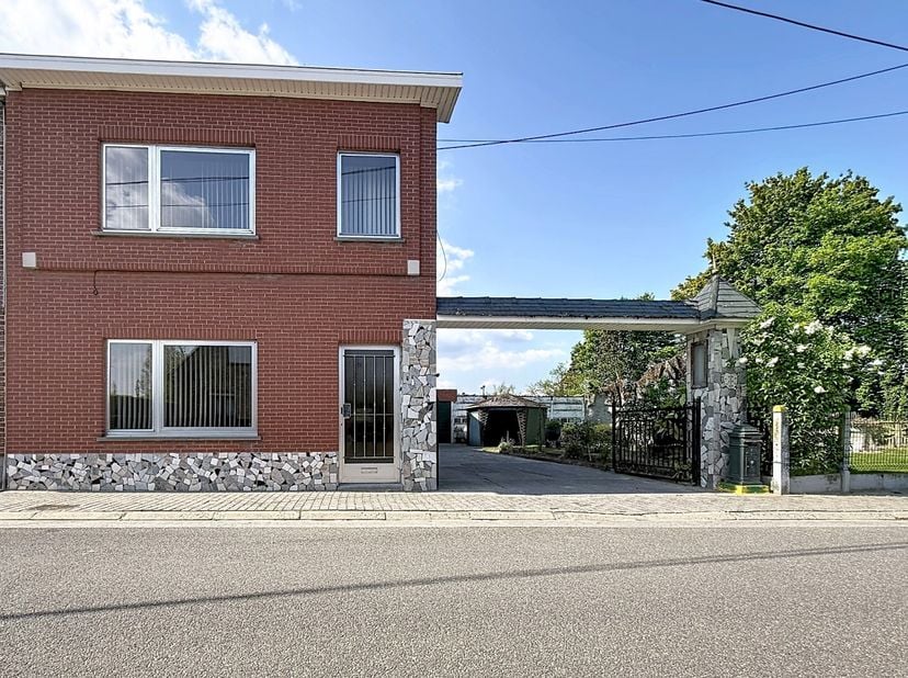 Deze karaktervolle woning uit 1930 bevindt zich in het groene en rustige Linter en biedt een unieke combinatie van ruimte, authenticiteit en toekomstm