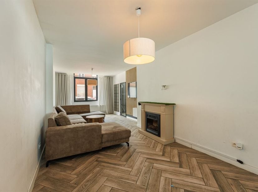 Cette maison, rénovée il y a 5 ans et dotée de hauts plafonds, se trouve à quelques minutes à pied (450 m) du centre-ville et à 1,1 km de la gare de N
