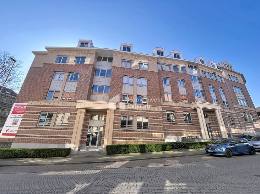 Dit appartement van 93 m² (EPB-oppervlakte) ligt in een rustige wijk van Sint-Lambrechts-Woluwe, op de begane grond van een gebouw uit 2001, en beschi