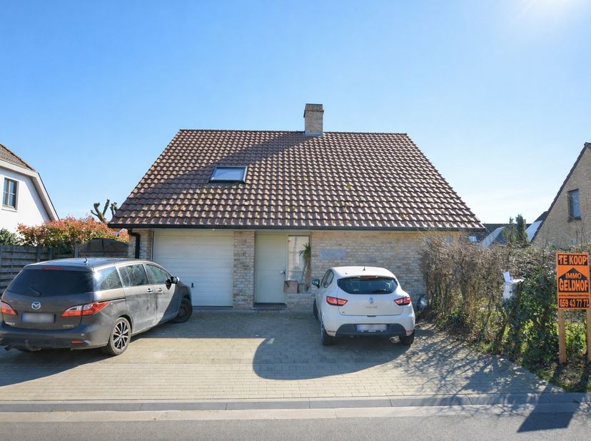 Rustig en mooi gelegen ruime villa in doodlopende straat met zuigerichte tuin. <br />
<br />
Indeling:<br />
<br />
Inkomhall, afzonderlijk toilet, bu