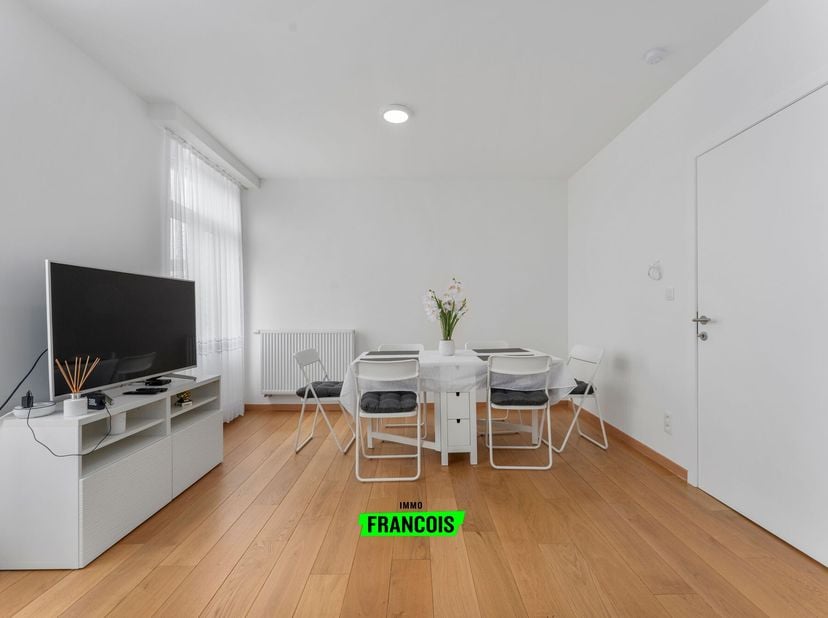 Appartement clé sur porte avec deux chambres et balcon, situé au premier étage dune résidence de petite taille et très bien entretenue.<br />
Cet appa