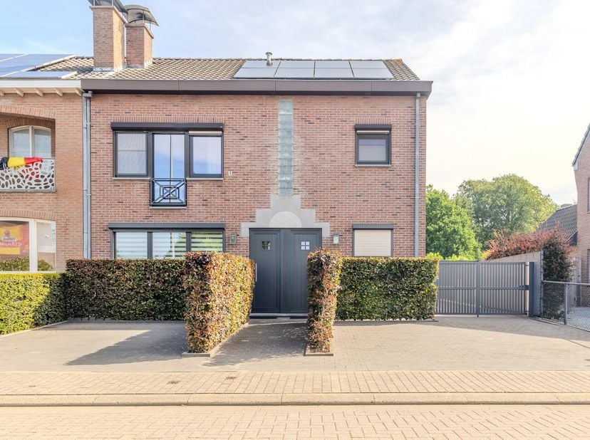 Op zoek naar een instapklaar appartement met ruimte, comfort én een prachtige ligging nabij de natuur? Dan is dit duplex-appartement aan de Waterstraa