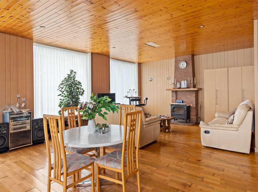 Deze woning met gezellige grote tuin bevindt zich op een centrale ligging te Sint-Niklaas. Winkel en scholen zijn in de nabije buurt te vinden.Welkom