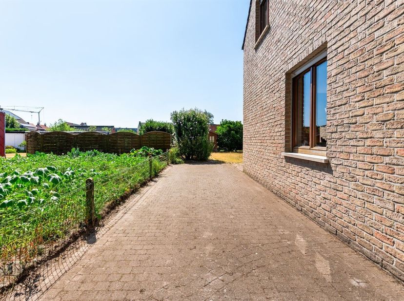 Gunstig gelegen charmante gezinswoning met een leuke zonnige tuin op een perceel van 350m².<br />
We betreden de woning via de inkomhal (met gastentoi
