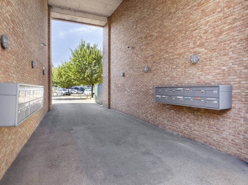 Dit instapklare appartement heeft een erg gunstige ligging, tussen de grote en de kleine ring van Hasselt. Je bevindt je op wandelafstand van het cent