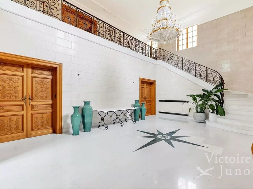 Victoire Junot biedt u in Vorst, aan de rand van een park, in het hart van Brussel, deze prestigieuze en elegante woning in Franse natuursteen aan, ge