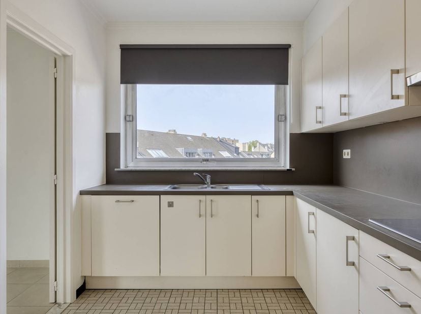 Ontdek dit ruime 3-slaapkamerappartement uit 1974, gelegen op de derde verdieping, met een bewoonbare oppervlakte van maar liefst 112 m². Dankzij de c