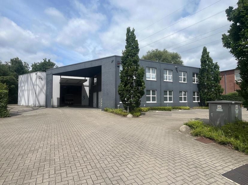 Polyvalent bedrijfsgebouw te Schelle. Het pand beschikt over een ruime opslagplaats van 730 m² met mezzanine van 300 m², aangevuld met een kantoorgebo