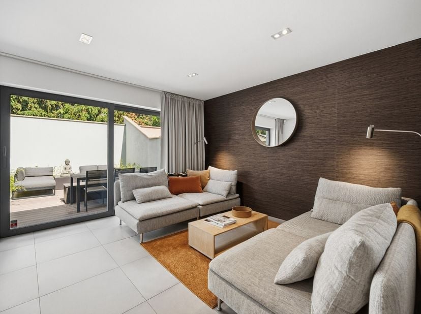 Deze prachtige woning is gelegen in het hart van Tienen en biedt alle comfort van een standaard rijwoning. Het pand is zeer mooi gerenoveerd in 2014 e