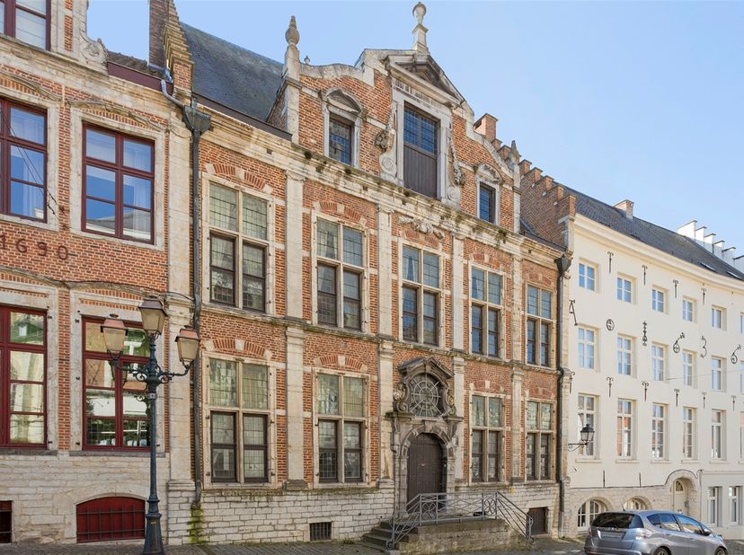 Achter een statige en beschermde gevel, zijn wij vereerd, dit herenhuis, beter bekend als Het Huis Van Ranst, gelegen aan de Wolmarkt, veilig verschol
