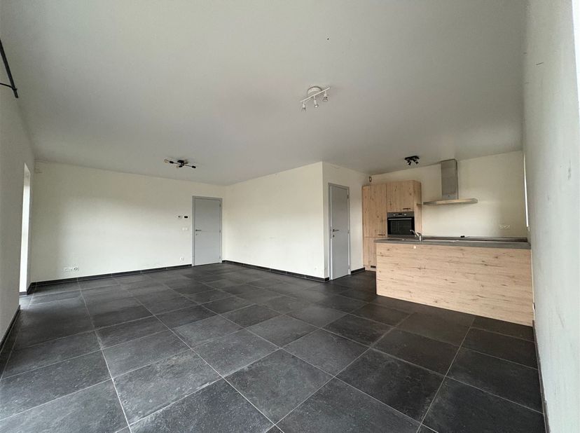 MCA Immobilier vous propose ce bel appartement de 89 m², situé au 1er étage de la Résidence Bois de la Rochette à Hollogne. Il se compose d’un hall d’