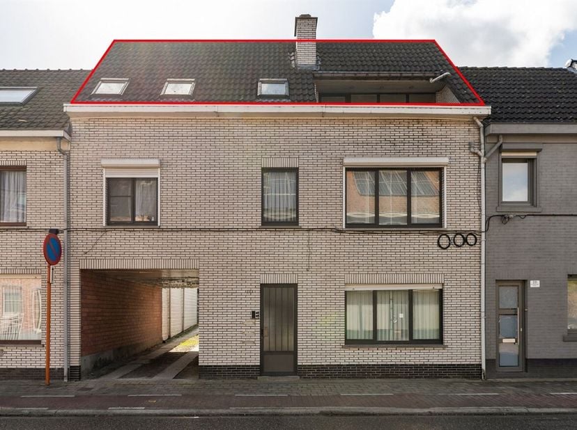 Dakappartement met 2 slaapkamers, terras en garage!<br />
Dit dakappartement is gelegen op een vlot bereikbare locatie, met winkels, openbaar vervoer