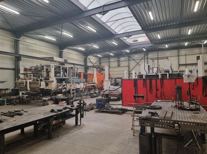 Site de production prêt à l'emploi (métallurgie/construction) de 3 000 m² équipé de ponts roulants, situé à proximité de l'E314 à Genk. Il s'agit d'un