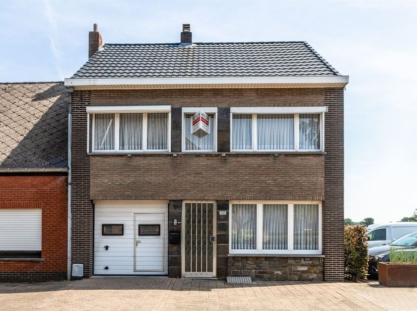 Op te frissen woning met 3 slaapkamers te centrum Larum.<br />
<br />
<br />
Via de inkomhal betreden we woonkamer. Deze is ruim en geniet van veel