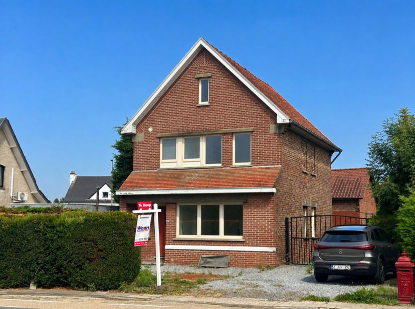 Op een mooi perceel van 5a 77ca bevindt zich deze karaktervolle vrijstaande woning, gelegen op een gunstige locatie op fietsafstand van het centrum va
