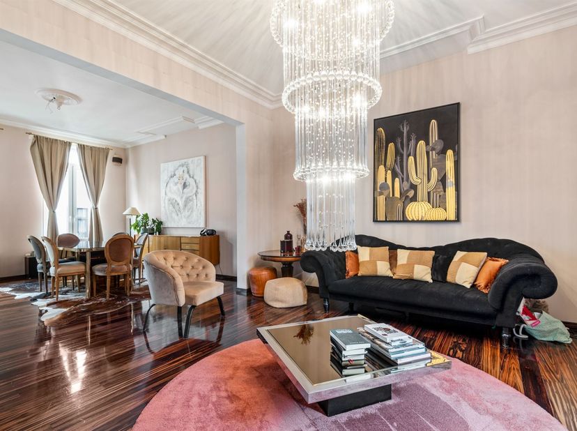 Locatie: Op de Rembrandtstraat in 2018 Antwerpen staat dit ruim en instapklaar triplex appartement te koop. Het appartement is gelegen op een toplocat