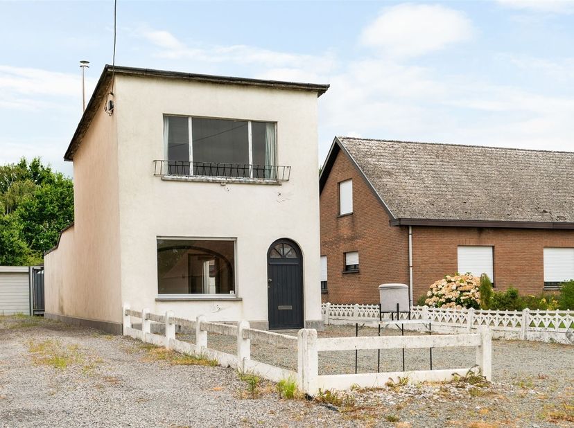 Maison modeste nécessitant une rénovation en profondeur, idéalement située dans un cadre champêtre à proximité du centre du village d'Onze-Lieve-Vrouw