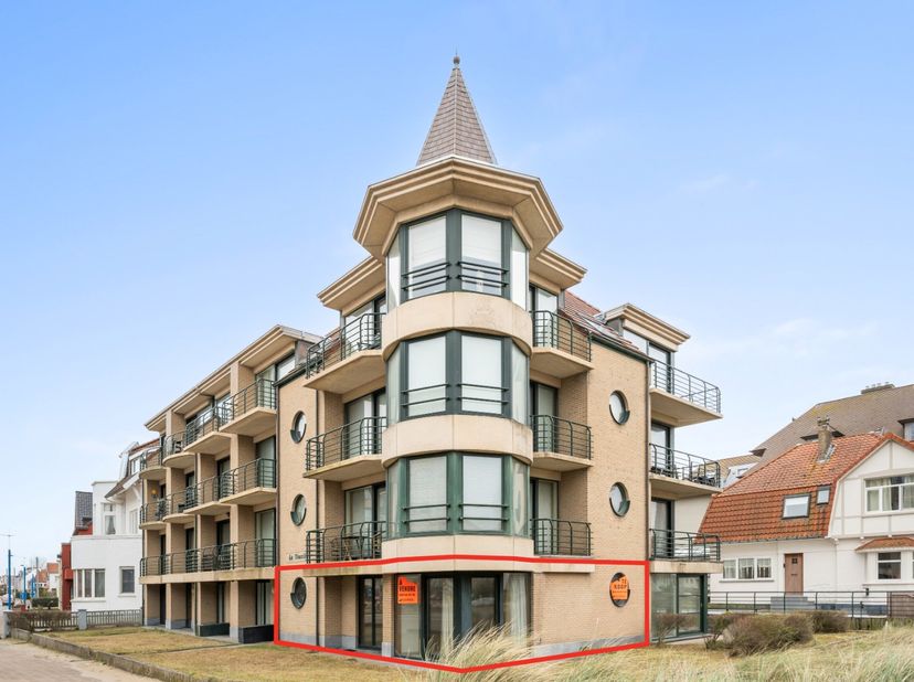 Appartement moderne situé au rez-de-chaussée dans une Residence bien entretenue à quelques pas de la plage et du centre .  Division : hall d'entrée, l