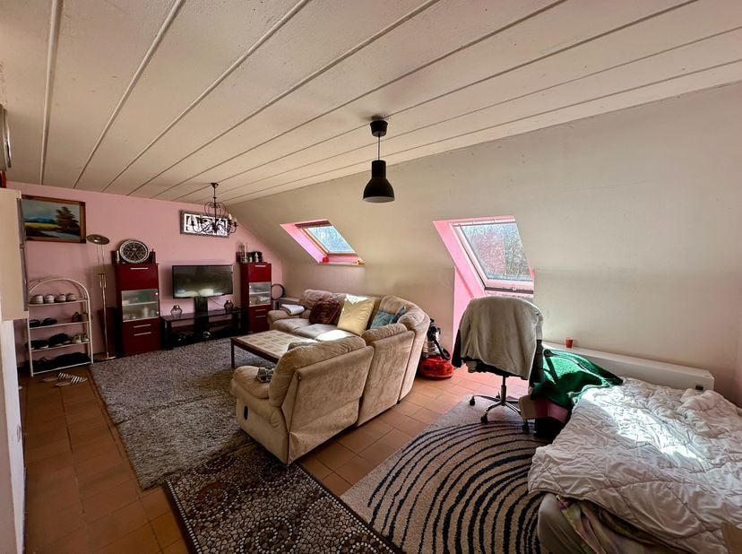 Bent u op zoek naar een interessante investering of een appartement met uitbreidingsmogelijkheden? Dit charmante rooftop appartement op de 3de (bovens