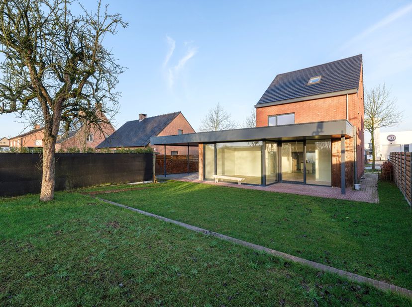 Deze gerenoveerde woning is gelegen dichtbij het centrum van Hoogstraten, op een zuid georiënteerd perceel van ca. 627 m². De woning is energiezuinig