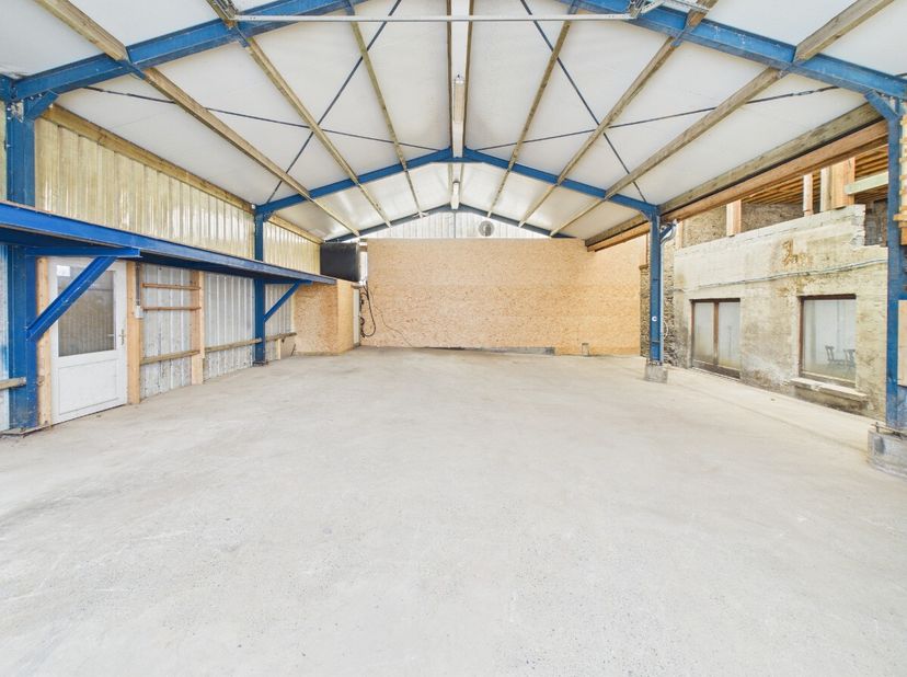 ERA B-LUX stelt dit magazijn van 650 m² voor, een voormalige schrijnwerkerij verdeeld over 3 niveaus, met tal van inrichtingsmogelijkheden. Ideaal voo