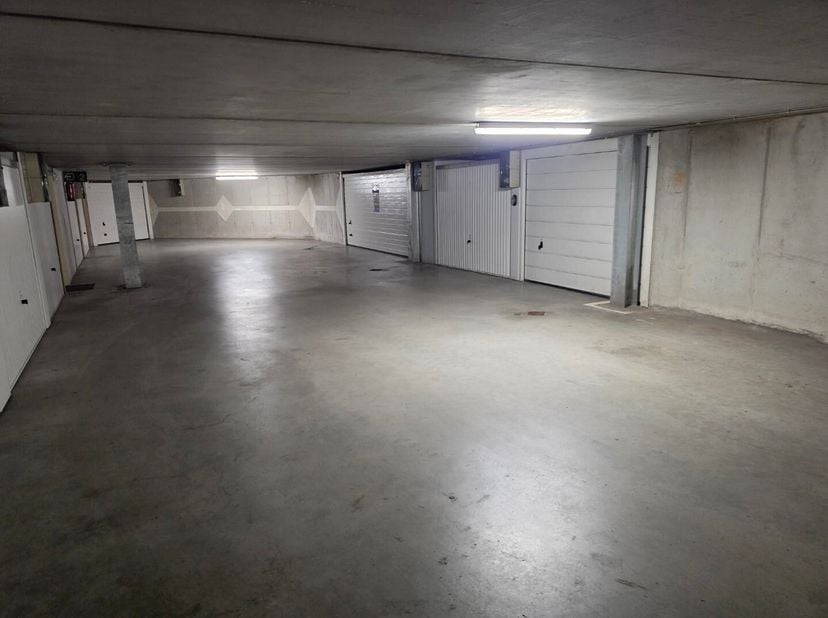 Bent u op zoek naar een veilige en makkelijk bereikbare plek voor uw wagen(s) en ev. extra bergruimte?  Dan is deze afgesloten garagebox op niveau -2