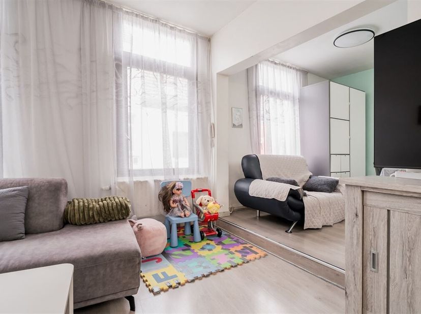 Uniek pand waar co-wonen of extra verhuur aan student mogelijk is.<br />
Deze centraal gelegen woning biedt een unieke combinatie van ruimte, function