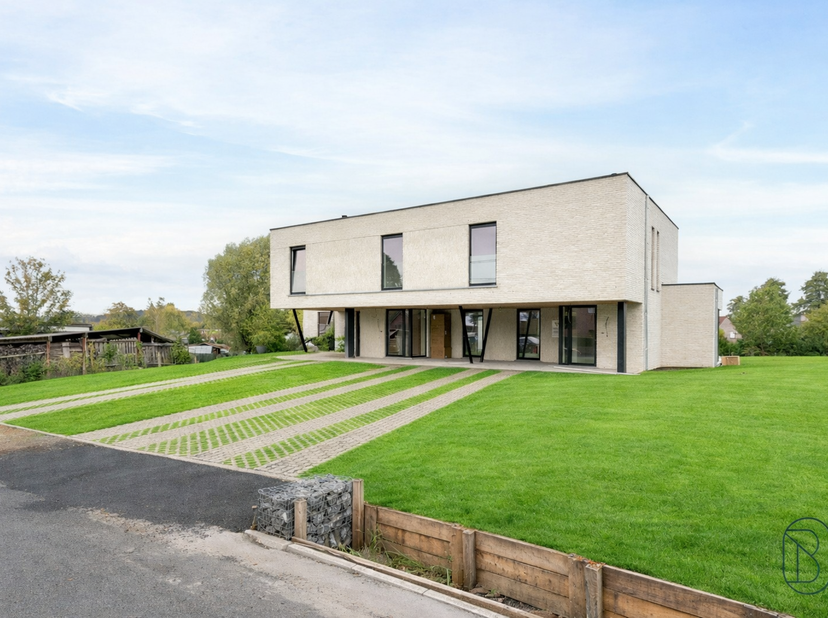 Deze kwalitatieve moderne energiezuinige architectenwoning met grote tuin is TOPgelegen in een groene omgeving, genietend van alle rust &amp;amp; privacy.
