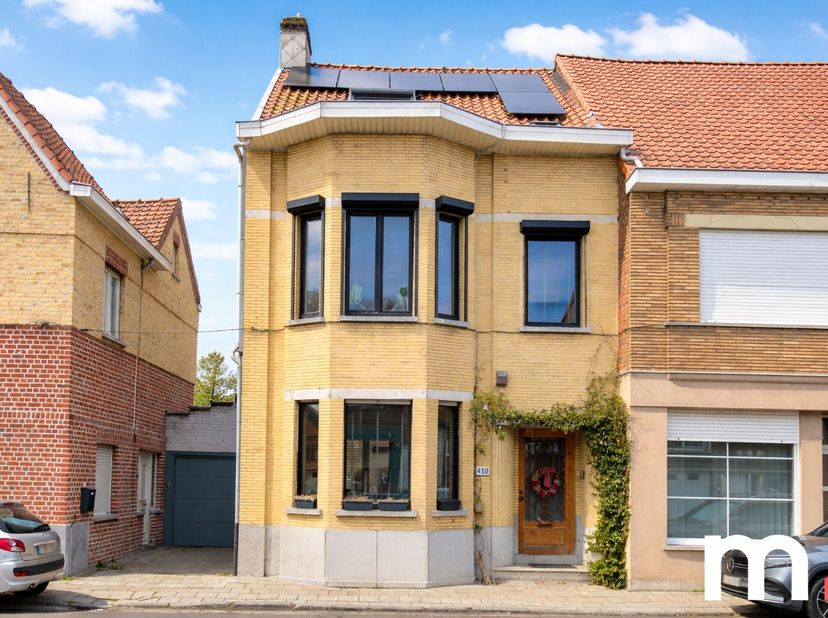 Stap binnen in deze prachtig gerenoveerde herenwoning waar authentiek karakter en hedendaags comfort hand in hand gaan. Gelegen in het hart van Bisseg