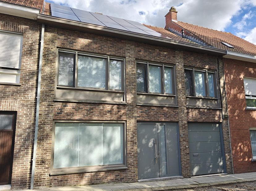 Deze gezinswoning uit 1968 werd in 2006 grondig gerenoveerd en nadien verder aangepakt tot en met 2023. De ligging is een echte troef: in het centrum