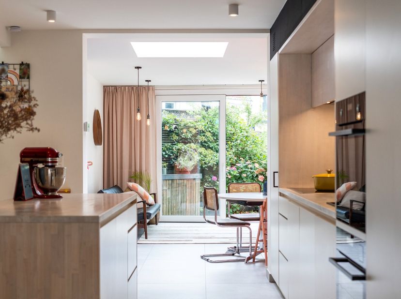 Op een gegeerde locatie in Sint-Amandsberg bevindt zich deze stijlvolle en volledig gerenoveerde rijwoning, waar wooncomfort, een hoogwaardige afwerki