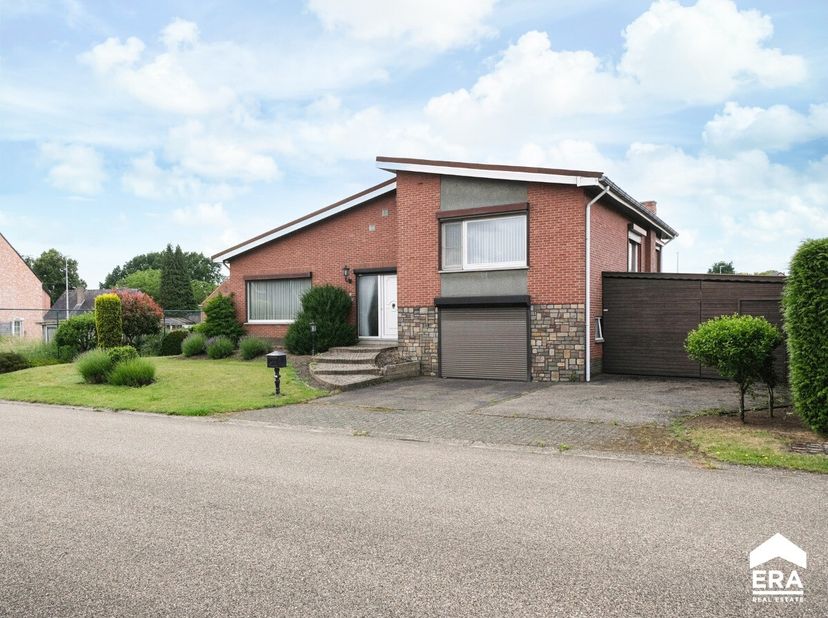Ruime split-levelwoning op toplocatie nabij het centrum van Zolder.Op een uitstekende locatie, vlak bij het centrum van Zolder, vindt u deze degelijk