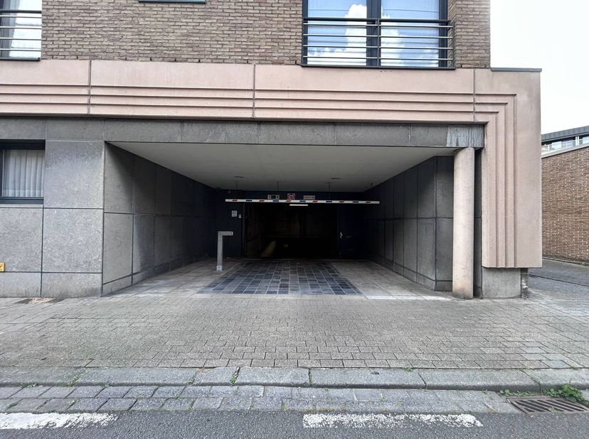 Par le portail d'entrée automatique de la Langemeersstraat, vous pouvez accéder au complexe de différentes places de parking. Entrez et sortez en douc