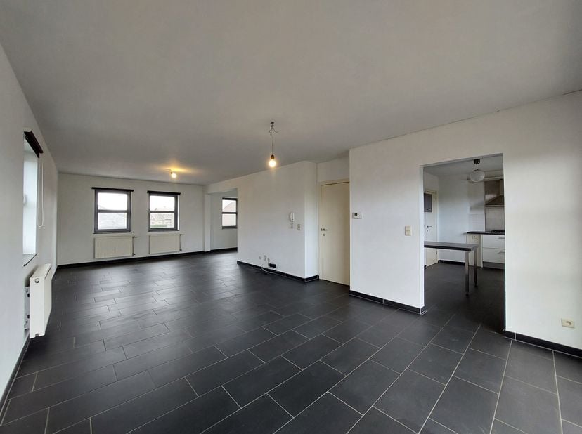 Ruim duplex appartement ( 195 m² ) met 3 slaapkamers, inpandige garage en groot terras in Lommel!<br />
Beschikbaar vanaf 1 september 2026 <br />
INDE