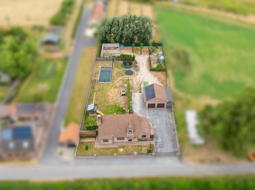 Deze ruime/alleenstaande woning op een perceel van 1.963 m² wordt u te koop aangeboden.<br />
Via de ruime inkomhal betreden we de woning met aansluit