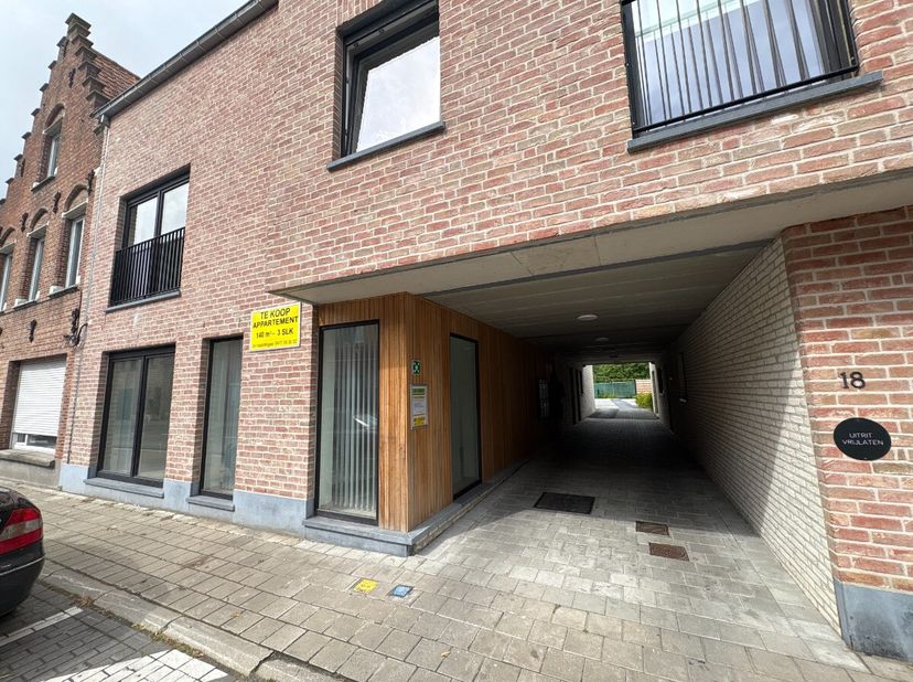 Moorslede - Gelijkvloers nieuwbouwappartement met 3 slaapkamers en terras te koop.Indeling:Inkom, berging, apart toilet, keuken, zithoek, badkamer, 3