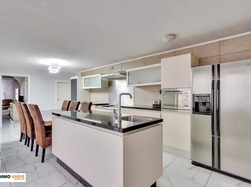 Deze gerenoveerde gezinswoning telt vier slaapkamers, twee moderne badkamers en een grote, vrij in te richten zolder.<br />
Een terras en lange, zuidg