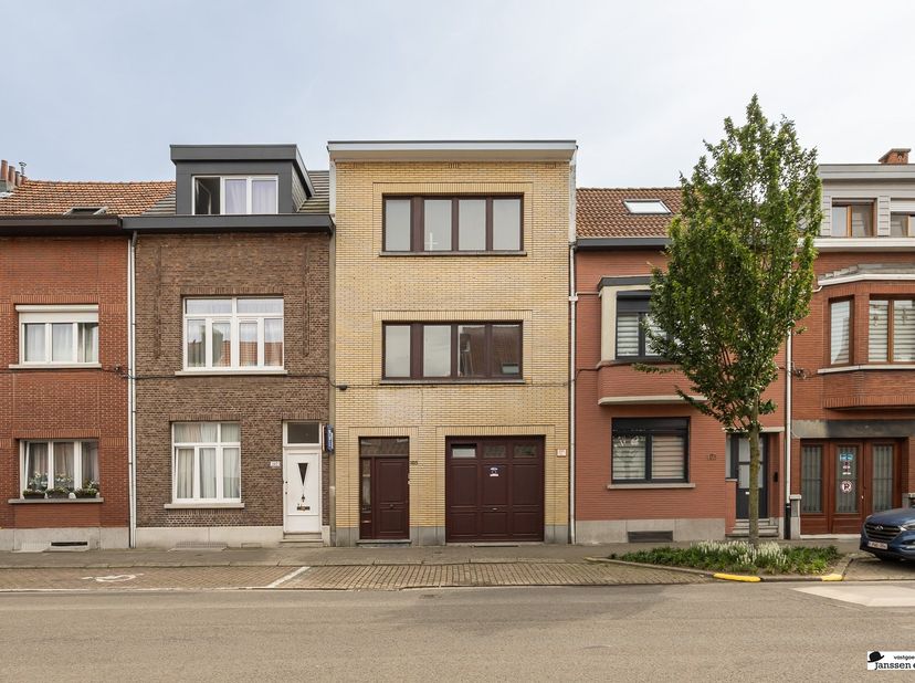 Vous êtes à la recherche d'une maison spacieuse à rénover ? Dans ce cas, cette maison de ville à rénover d'une surface habitable d'environ 245 m² vaut