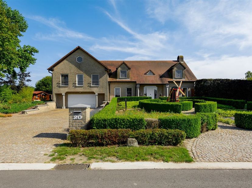 Landelijk gelegen split level villa op mooi perceel van 2820 m²<br />
We betreden de woning via een centrale inkomhal met gastentoilet die doorgang bi