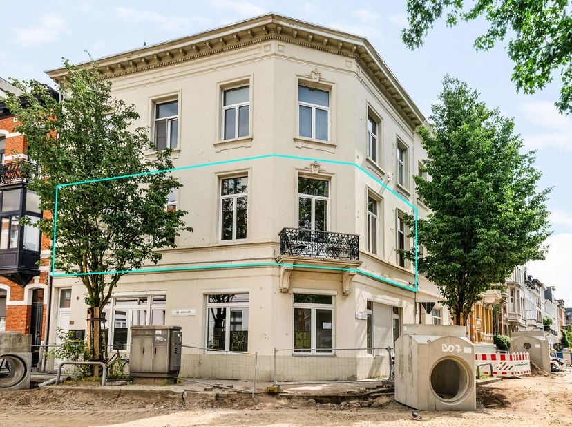 Op de eerste verdieping van een mooie herenwoning bevindt zich dit uitstekend gerenoveerde appartement van ca. 105 m², rustig gelegen met vlotte verbi