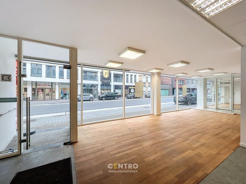 Met mogelijkheid om het aangrenzend pand van 212m² bij te huren en onderling te verbinden (totaal dan 662m²) !<br />
<br />
Benaderende OPPERVLAKTEN:<