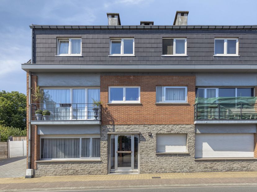 Ontdek dit aangename gelijkvloerse appartement, ideaal gelegen aan de Kouterbaan 150 te Denderleeuw. Dankzij de centrale ligging geniet u van een uits