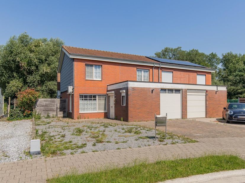 HALF OPEN BEBOUWING MET RUIME TUIN, GARAGE EN 4 SLAAPKAMERS<br />
Rustige ligging in kindvriendelijke buurt. Op wandelafstand van lagere school. Goed