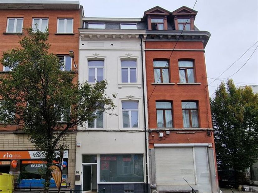 A proximité de toutes les commodités et du centre-ville. Magnifique maison de commerce +/-165m² rénovée en +/-2023. Actuellement composée comme suit :