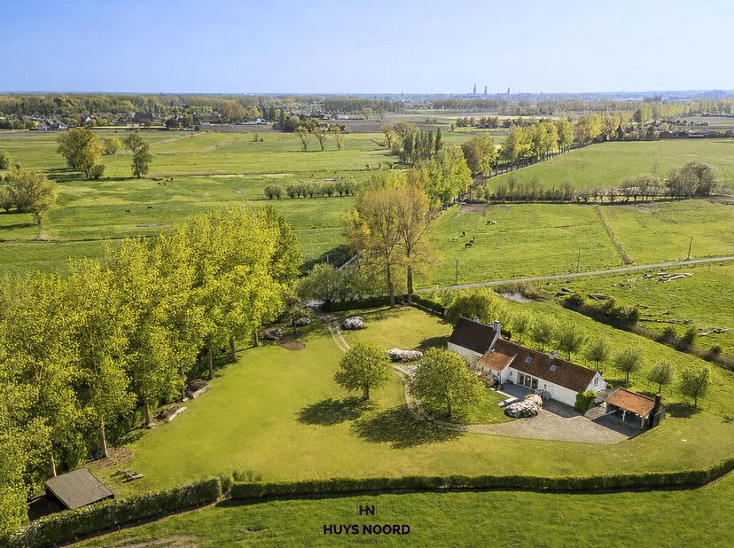 Heerlijk wonen in dit exclusief villa-landhuis met prachtig aangelegde privétuin en adembenemende vergezichten over de polders.<br />
<br />
Rustig en