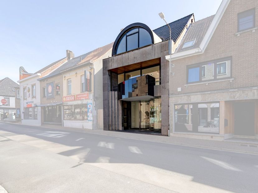 In het centrum van Meulebeke bevindt zich dit karaktervolle pand, bij velen gekend als de voormalige stoffenwinkel Paris Belle, jarenlang een vertrouw
