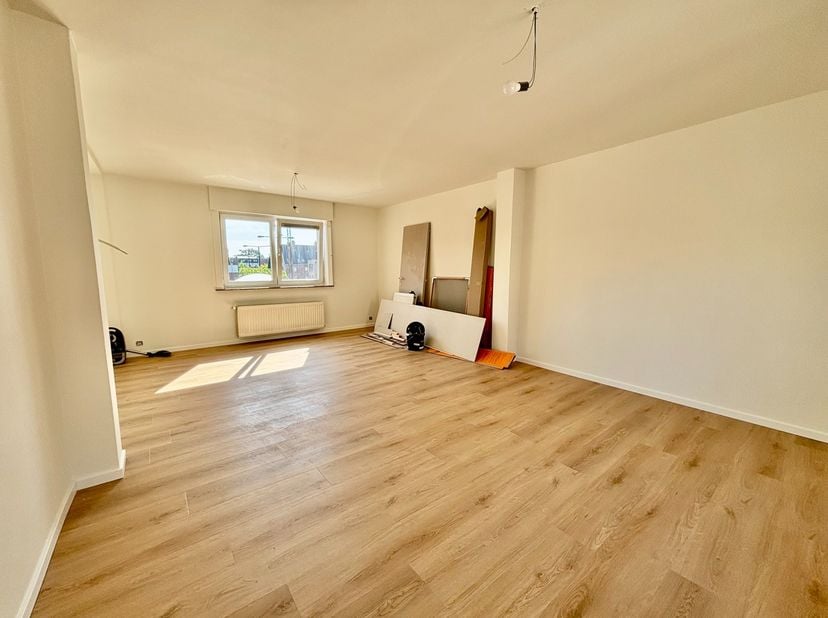 Dit volledig gerenoveerde appartement bevindt zich op de tweede verdieping van een verzorgd gebouw en is vlot bereikbaar dankzij de aanwezige lift.<br
