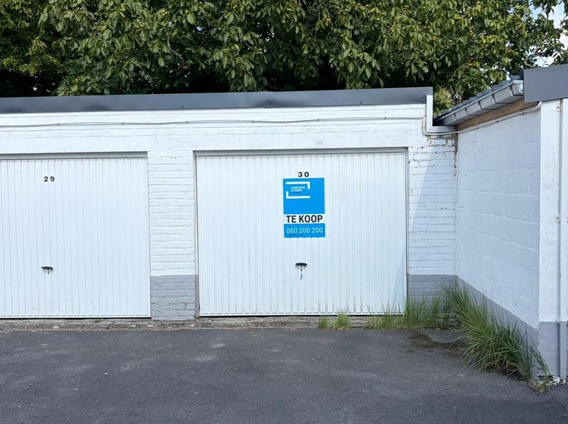 ASSEBROEK-GESLOTEN GARAGEBOX, uitstekend gelegen &amp; vlot bereikbaar!<br />
Met VERNIEUWD dak. Aantrekkelijke investering! Sted in aanvraag.