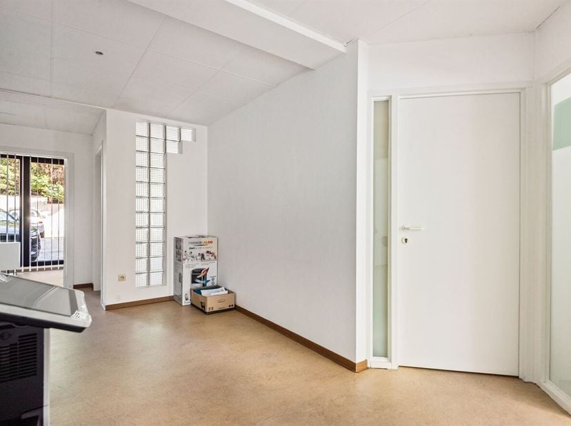 Kantoorruimte van 94 m² met privatieve staanplaatsen in hartje Lier<br />
Op een centrale en vlot bereikbare locatie in de Kruisbogenhofstraat te Lier