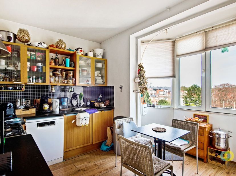 Situé dans un quartier agréable et résidentiel de Jette, cet appartement bénéficie d'une excellente situation avec de nombreux espaces verts et commod